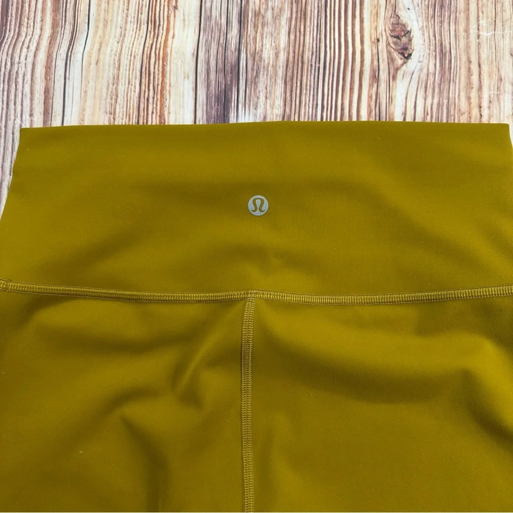 lululemon athletica Women's  Short Size 8 - Picture 2 of 11